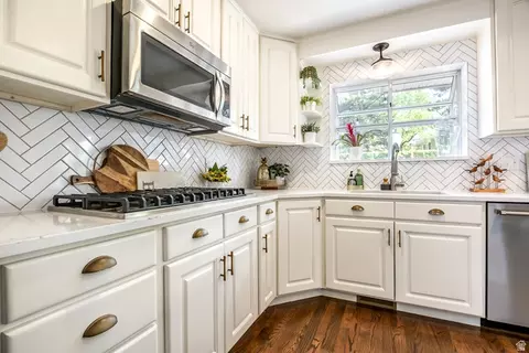 Kitchen - 2398 E Willow Hills Dr, Sandy, UT 84093 photo 4 of 7