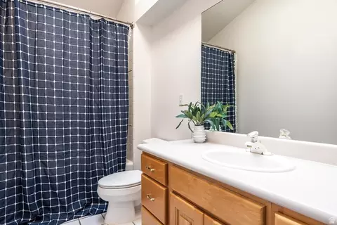 Bath - 2398 E Willow Hills Dr, Sandy, UT 84093 photo 4 of 6