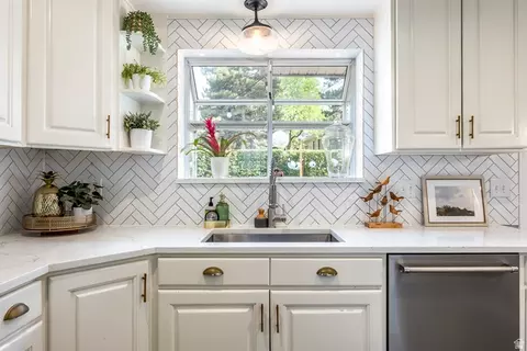 Kitchen - 2398 E Willow Hills Dr, Sandy, UT 84093 photo 6 of 7