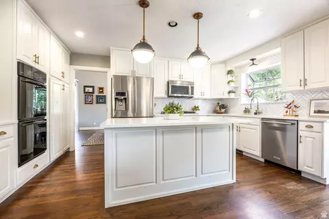 Kitchen - 2398 E Willow Hills Dr, Sandy, UT 84093 photo 3 of 7