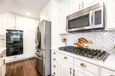 Kitchen - 2398 E Willow Hills Dr, Sandy, UT 84093 photo 5 of 7