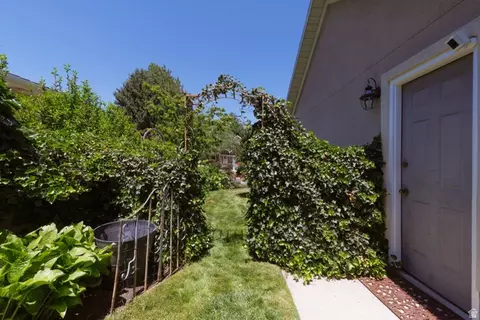 2050 E Johnstone Dr, Sandy, UT 84093 photo 42
