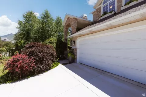 2050 E Johnstone Dr, Sandy, UT 84093 photo 4