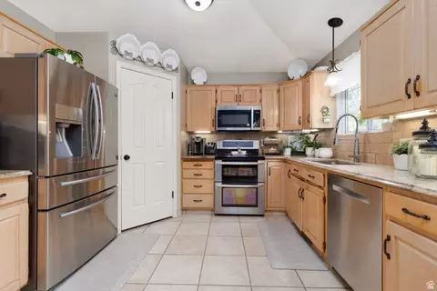 2050 E Johnstone Dr, Sandy, UT 84093 photo 12