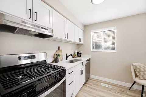 Kitchen - 2220 E Murray Holladay Rd #110, Holladay, UT 84117 photo 2 of 4