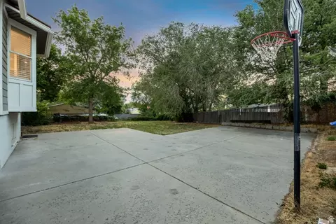 Exterior - 1119 E 10600 S, Sandy, UT 84094 photo 4 of 4