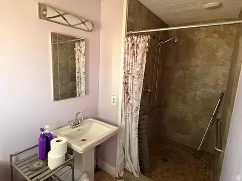 Bath - 1274 S 1250 E, Clearfield, UT 84015 photo 2 of 4