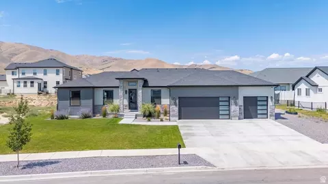 2049 S Roan Ave, Saratoga Springs, UT 84045