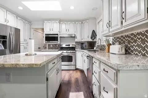 Kitchen - 1471 E Shoshone Ave S, Sandy, UT 84092 photo 3 of 6
