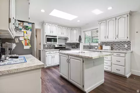 Kitchen - 1471 E Shoshone Ave S, Sandy, UT 84092 photo 1 of 6