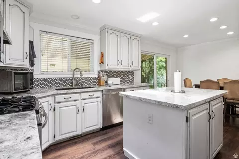 Kitchen - 1471 E Shoshone Ave S, Sandy, UT 84092 photo 4 of 6