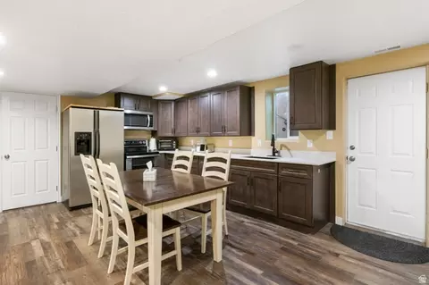 Kitchen - 1471 E Shoshone Ave S, Sandy, UT 84092 photo 5 of 6