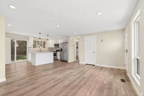 1066 E Violet Cir S, Sandy, UT 84094 photo 4