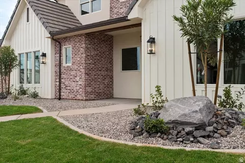 Exterior - 426 E Forrest Paddock Dr, Washington, UT 84780 photo 4 of 5