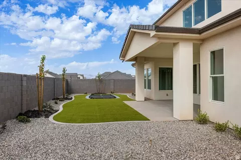 Exterior - 426 E Forrest Paddock Dr, Washington, UT 84780 photo 5 of 7