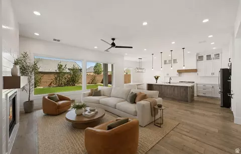 Living - 461 E 4290 S, Washington, UT 84780 photo 2 of 4