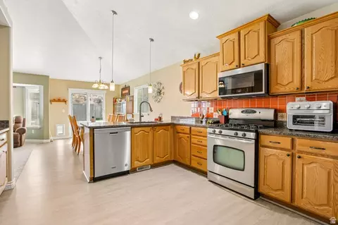 Kitchen - 7363 N Ute Dr, Eagle Mountain, UT 84005 photo 2 of 2