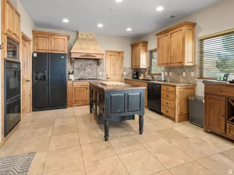 Kitchen - 5184 E Fairview Loop C404, Eden, UT 84310 photo 3 of 7