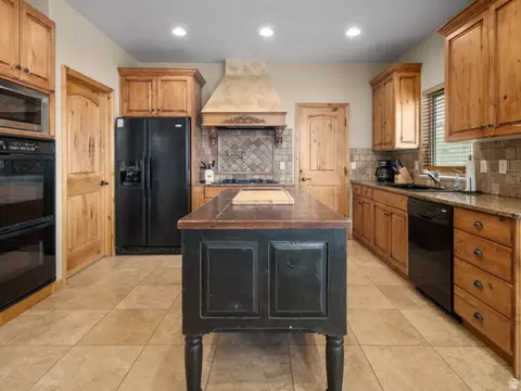 Kitchen - 5184 E Fairview Loop C404, Eden, UT 84310 photo 4 of 7