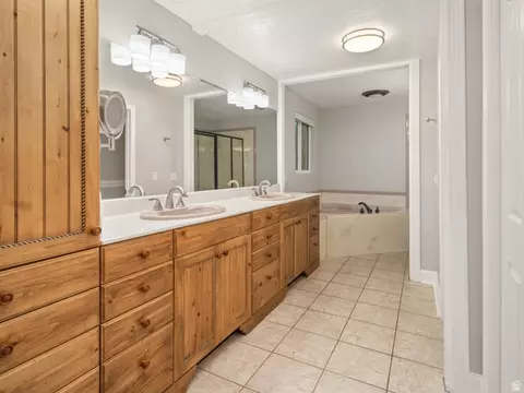 Bath - 6069 S 2900 E, Uintah, UT 84403 photo 6 of 8