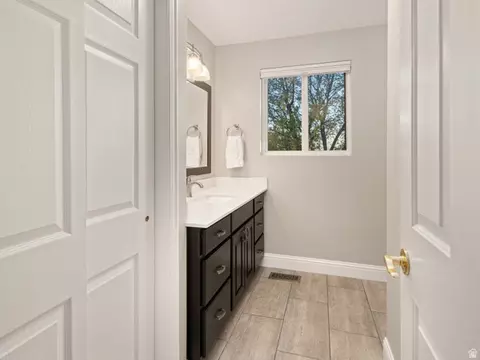 Bath - 6069 S 2900 E, Uintah, UT 84403 photo 3 of 8
