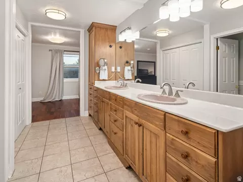 Bath - 6069 S 2900 E, Uintah, UT 84403 photo 4 of 8