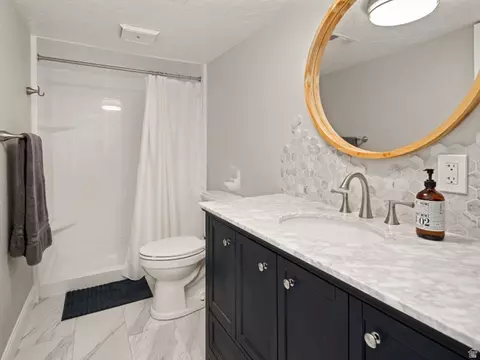 Bath - 6069 S 2900 E, Uintah, UT 84403 photo 2 of 8