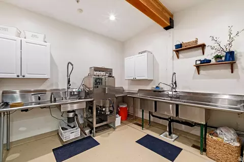 Kitchen - 17017 Ant Flat Rd, Avon, UT 84328 photo 3 of 6