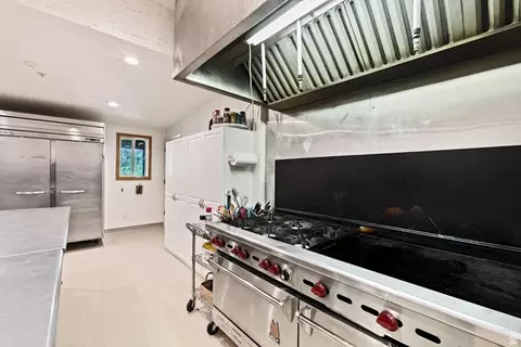 Kitchen - 17017 Ant Flat Rd, Avon, UT 84328 photo 4 of 6
