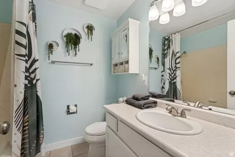 Bath - 5998 S Blue Stone Cir, Murray, UT 84123 photo 1 of 2