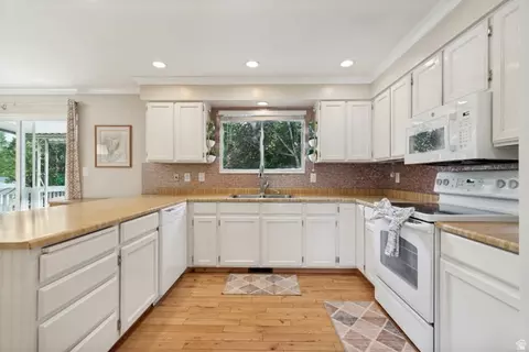 Kitchen - 5998 S Blue Stone Cir, Murray, UT 84123 photo 2 of 2