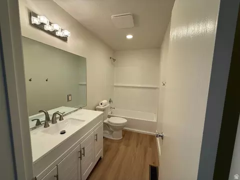 Bath - 704 S Orchard Dr, Bountiful, UT 84010 photo 1 of 9