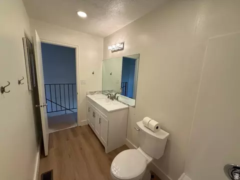 Bath - 704 S Orchard Dr, Bountiful, UT 84010 photo 2 of 9