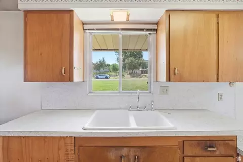 Kitchen - 3016 S Davis Blvd, Bountiful, UT 84010 photo 2 of 5