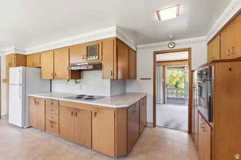 Kitchen - 3016 S Davis Blvd, Bountiful, UT 84010 photo 4 of 5