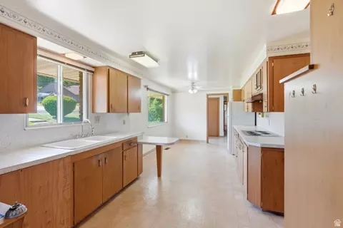 Kitchen - 3016 S Davis Blvd, Bountiful, UT 84010 photo 3 of 5