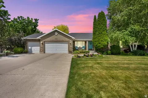 10034 S Jordan Crest Cir, South Jordan, UT 84095