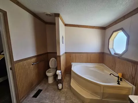 Bath - 52 Quail Ct, Moab, UT 84532 photo 2 of 6