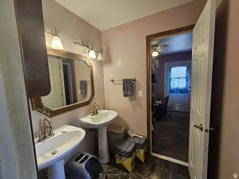 Bath - 52 Quail Ct, Moab, UT 84532 photo 3 of 6