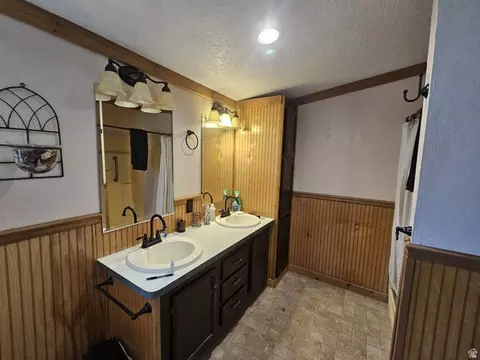 Bath - 52 Quail Ct, Moab, UT 84532 photo 1 of 6
