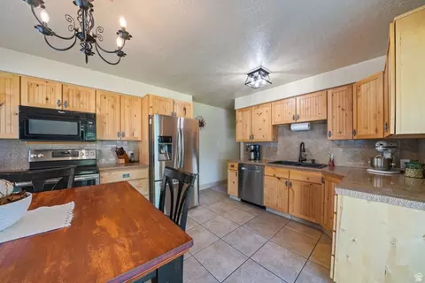 Kitchen - 5572 S Avalon Dr, Murray, UT 84107 photo 2 of 2