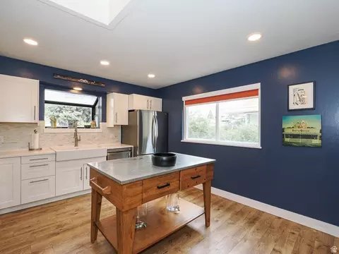 Kitchen - 4601 S Creekview Cir, Murray, UT 84107 photo 4 of 5