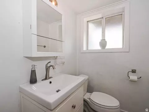Bath - 4601 S Creekview Cir, Murray, UT 84107 photo 3 of 4