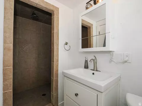 Bath - 4601 S Creekview Cir, Murray, UT 84107 photo 4 of 4