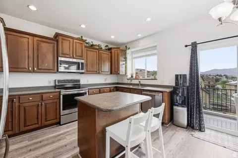 Kitchen - 2947 E Lookout Dr, Eagle Mountain, UT 84005 photo 2 of 5