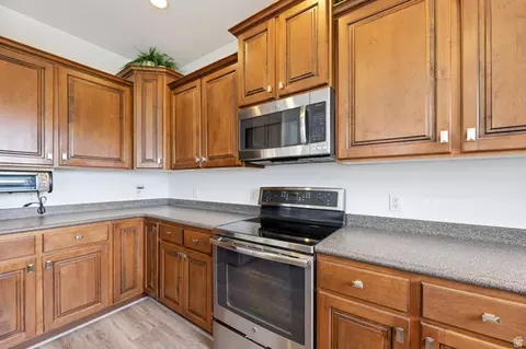 Kitchen - 2947 E Lookout Dr, Eagle Mountain, UT 84005 photo 3 of 5