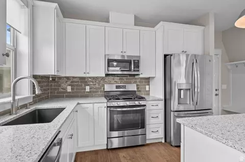 Kitchen - 10392 S Beetdigger Blvd E, Sandy, UT 84070 photo 3 of 4