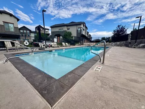Exterior - 10392 S Beetdigger Blvd E, Sandy, UT 84070 photo 6 of 6