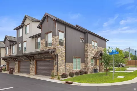 Exterior - 10392 S Beetdigger Blvd E, Sandy, UT 84070 photo 3 of 6