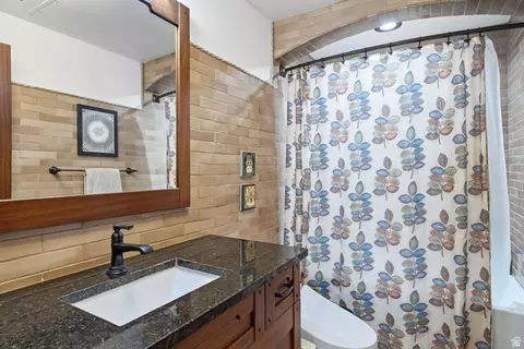 Bath - 1167 E Briar Ave, Provo, UT 84604 photo 4 of 4